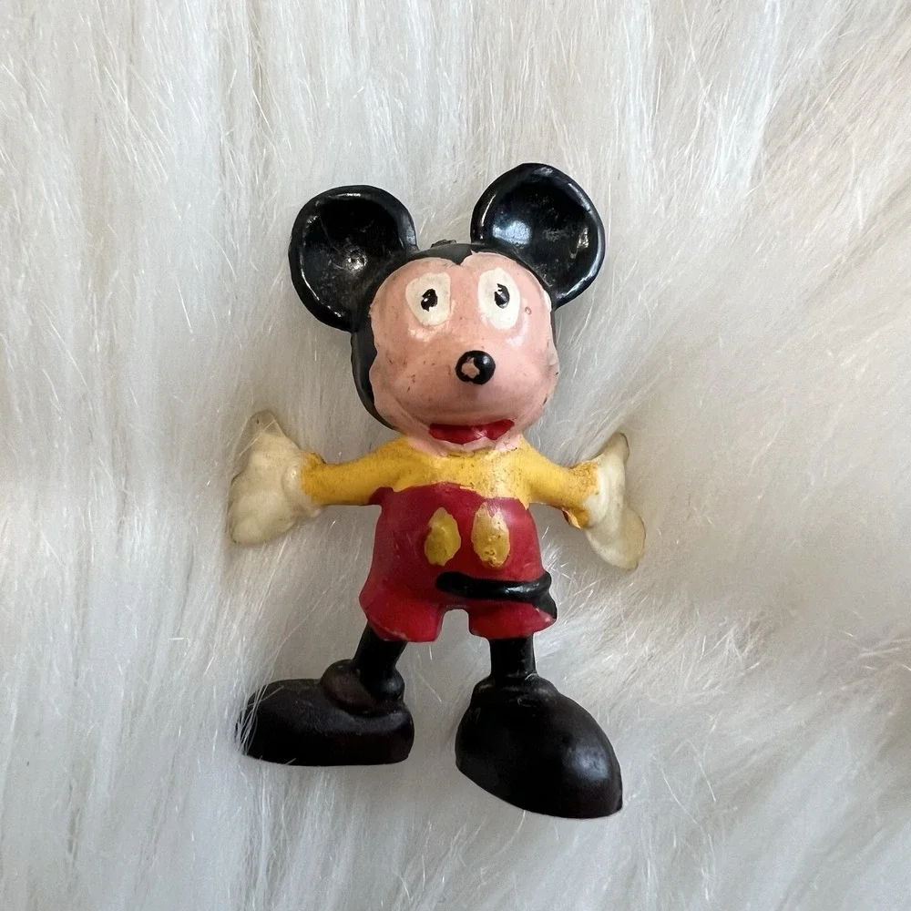 Small Hong Kong Disney‎ Figurines 1